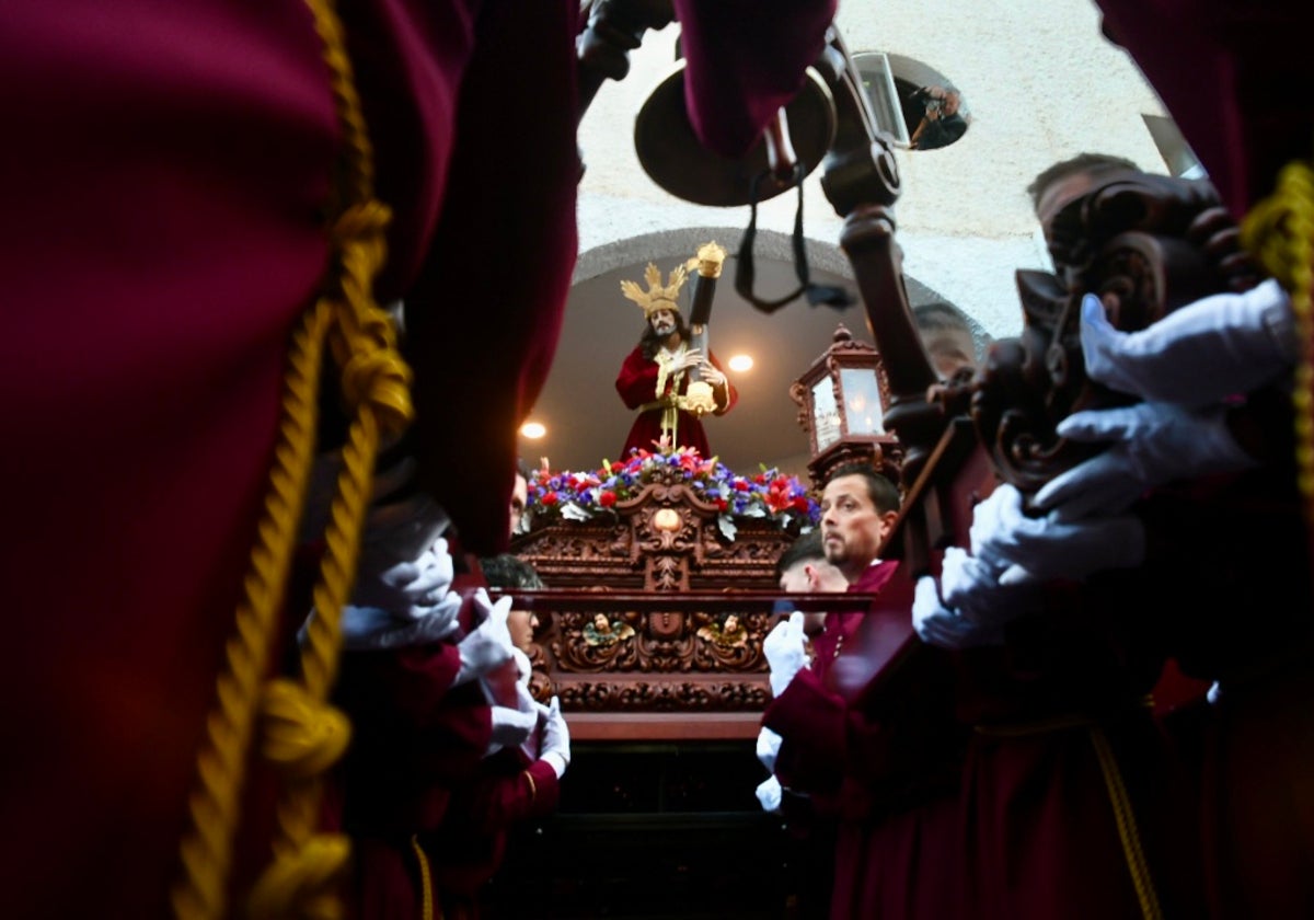 Los hombres de trono, listos para llevar sobre sus hombros a la imagen de Nuestro Padre Jesús Nazareno de Torremolinos.