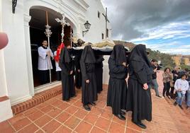 Directo | El traslado del Cristo Yacente desde el Monte Calvario abre un Viernes Santo pendiente del tiempo