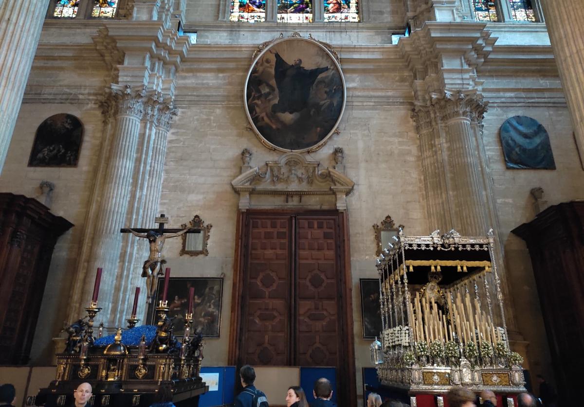 Las imágenes de la Archicofradía de los Dolores, en sus tronos, en el trascoro de la Catedral.