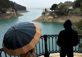 Visitantes observan el agua en la presa Conde de Guadalhorce.