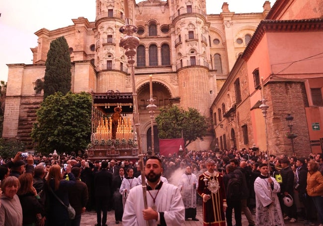 La Virgen de los Dolores, saliendo de la Catedral este Domingo de Resurección tras la lluvia del Viernes Santo.