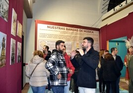 El primer edil de Campillos, Daniel Gómez, visita el Museo de la Semana Santa de Campillos.