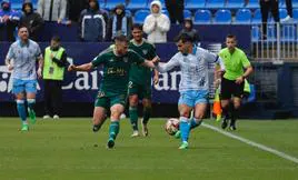 Imagen de un momento del partido entre el Málaga y el Linares en La Rosaleda.