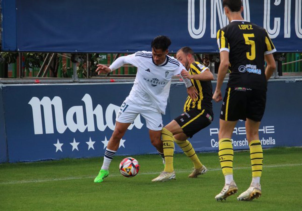 Hugo Rodríguez, del Marbella, en una acción del partido.