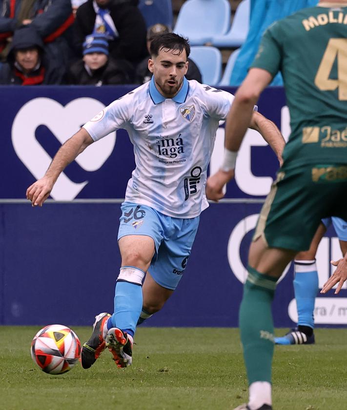 Imagen secundaria 2 - Varios momentos de Ramón en el Málaga-Linares disputado en La Rosaleda.