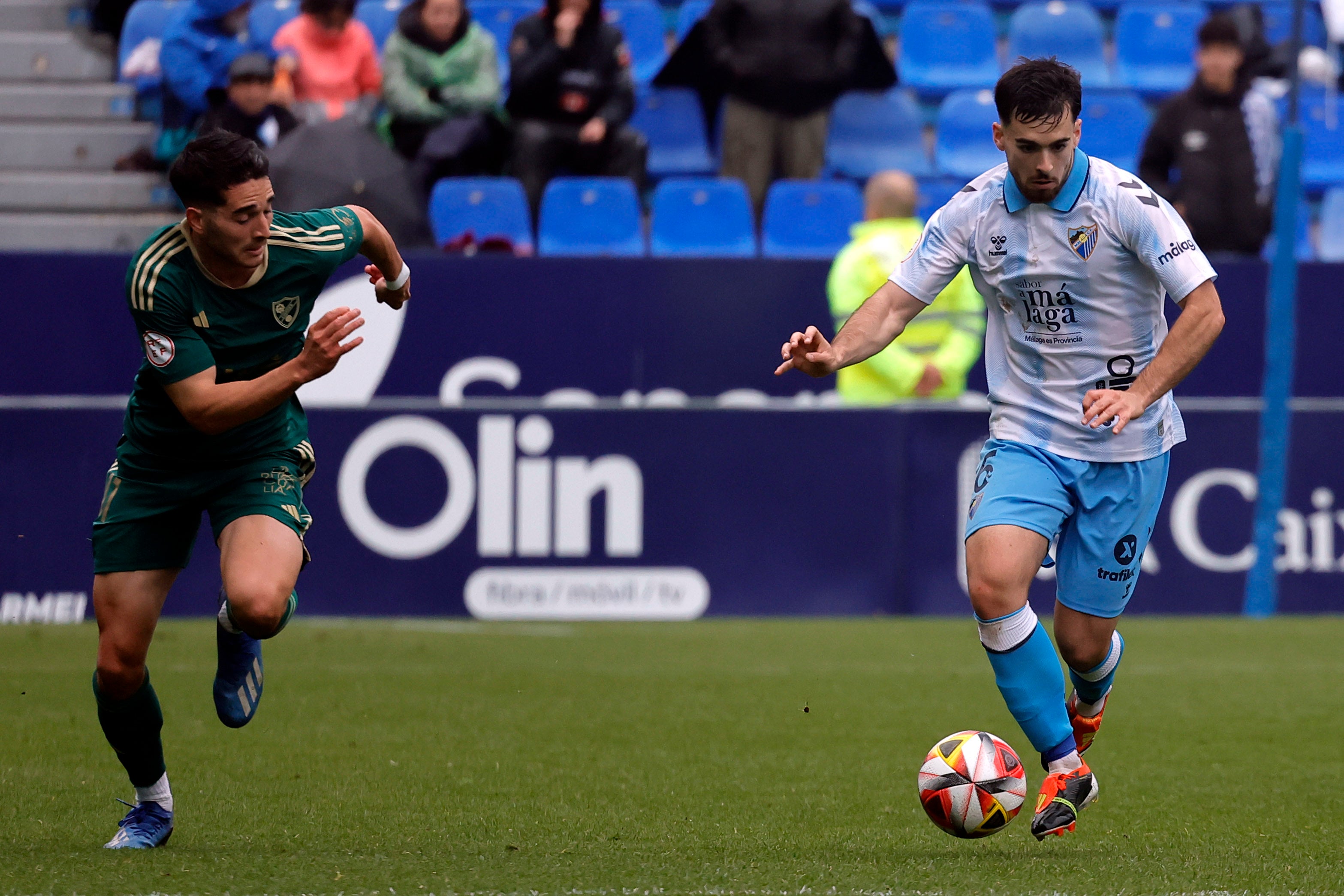 Imagen secundaria 1 - Varios momentos de Ramón en el Málaga-Linares disputado en La Rosaleda.