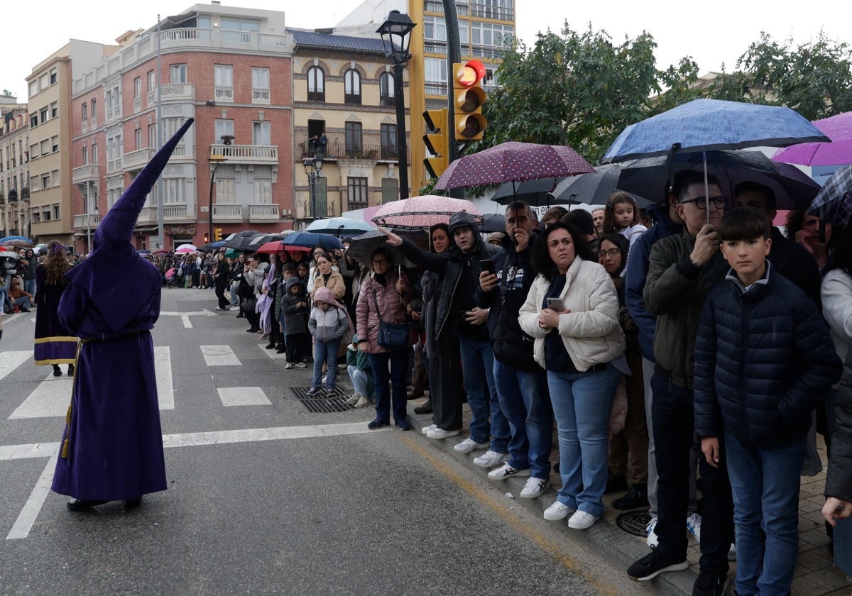 El Rico fue la única cofradía que salió el Miércoles Santo para la liberación el preso pese a la lluvia.