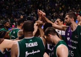 La piña de los jugadores del Unicaja tras la victoria del sábado.