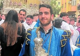 Miguel Dominguez, de pertiguero, acompañando a la Virgen del Gran Perdón el Domingo de Ramos.