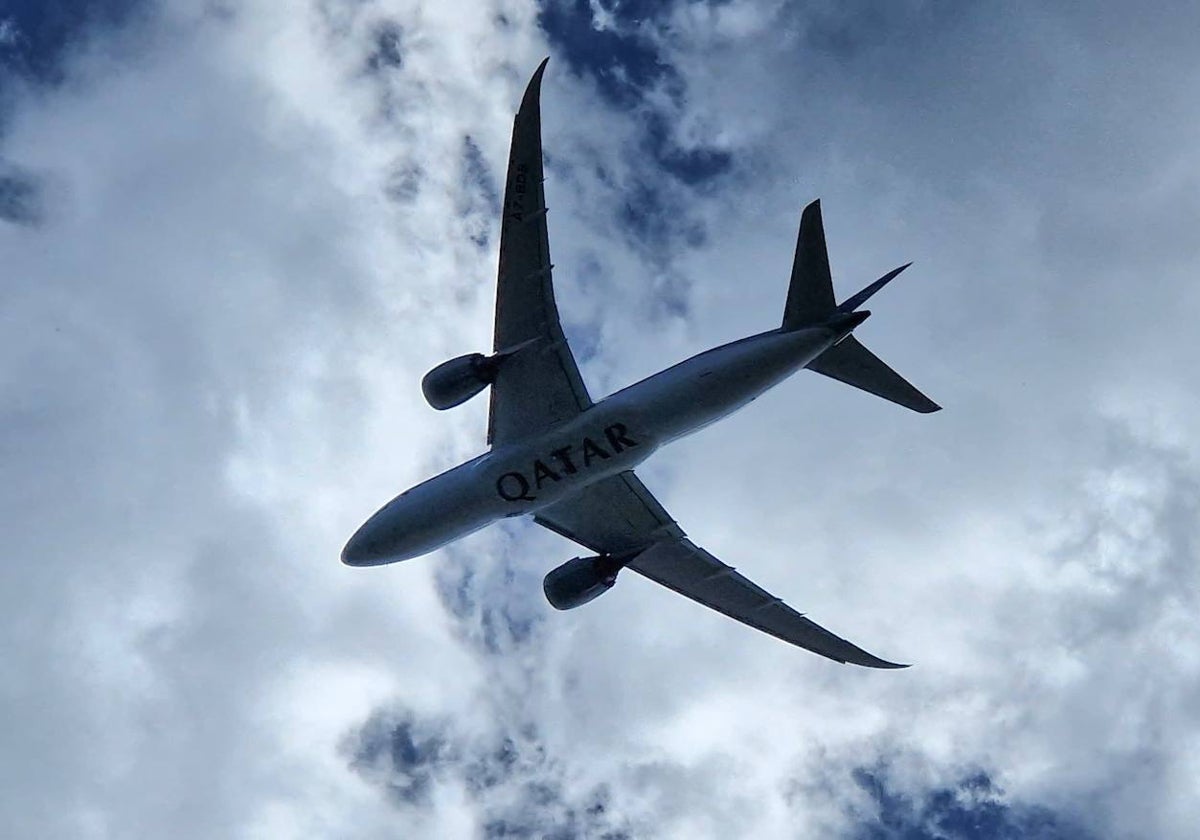 Avión de la compañía de bandera de Catar tras despegar del aeropuerto de Málaga.