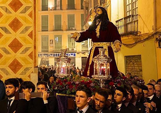 El futbolista del Málaga, Carlos López, porta el trono de traslado de la Archicofradía del Huerto. El primero en el varal a la derecha en la imagen.