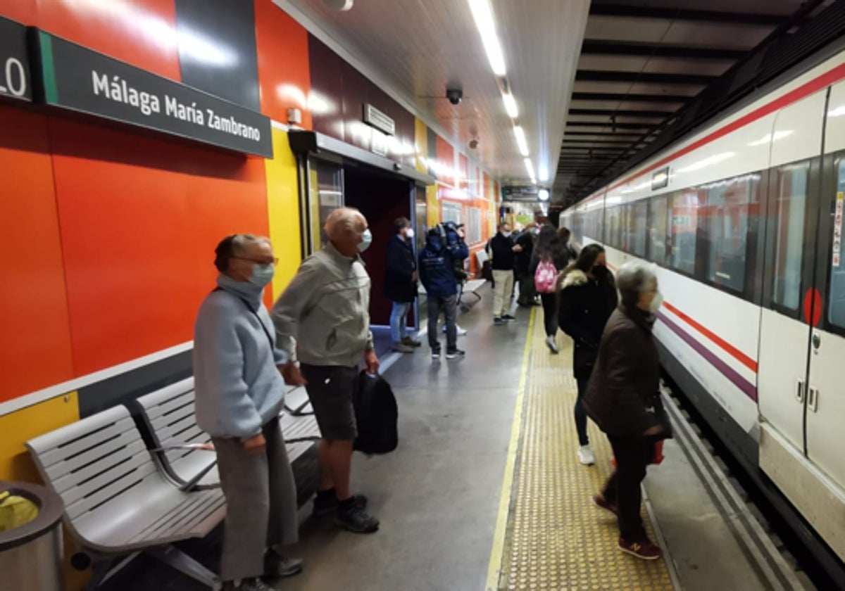 Usuarios del Cercanías en la estación María Zambrano.