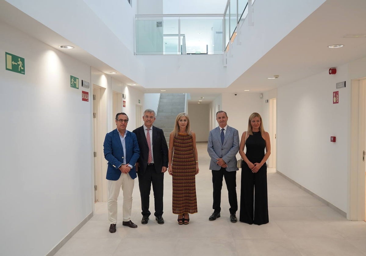 Miguel Briones, consejero de la Delegación Territorial de Educación, José María García Urbano, alcalde de Estepona, y Patricia del Pozo, delegada de Desarrollo educativo de la Junta