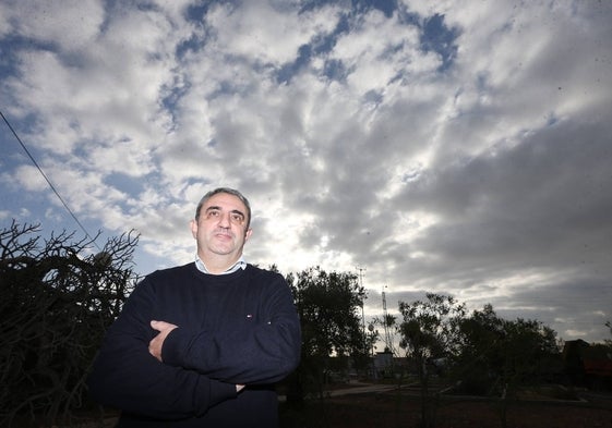 El director del Centro Meteorológico de Málaga, Jesús Riesco, bajo un cielo de nubes.