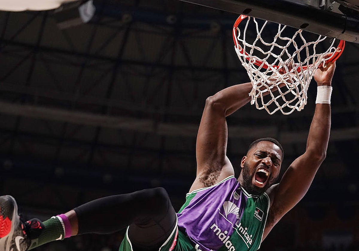 Melvin Ejim, en un mate en un partido de esta temporada.