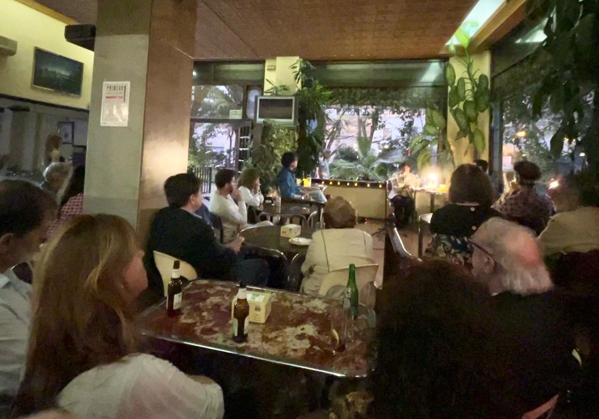 Los duelos poéticos vuelven al bar Manhattan de Málaga con un homenaje a Pérez Estrada