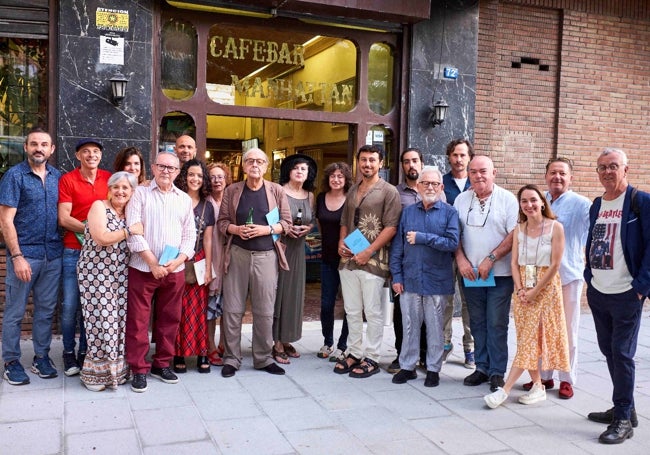 Autores participantes en la primera edición, en la puerta del Café-Bar Manhatan.