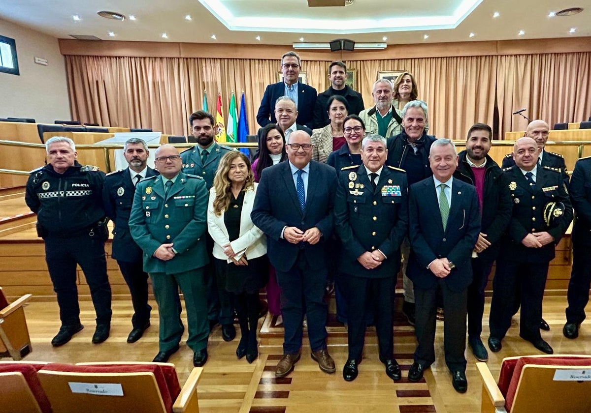 El nuevo jefe de la Policía Local de Vélez-Málaga, Rafael Mora, este lunes en el salón de plenos con autoridades policiales y políticas.