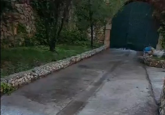 Imagen de la cascada de agua saliendo de la bocamina del Nacimiento del río Guaro.