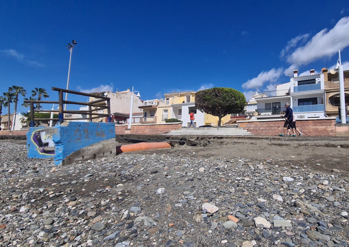 Imagen secundaria 1 - Duchas y canalizaciones afectadas en la Cala del Moral y Torre de Benagalbón.