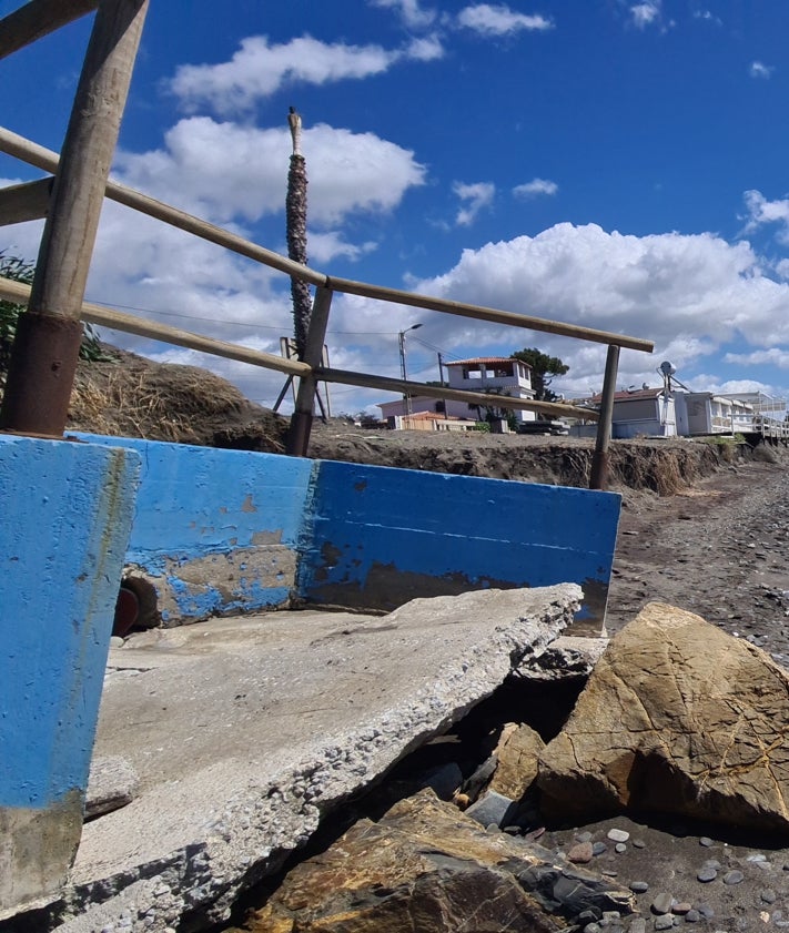 Imagen secundaria 2 - Duchas y canalizaciones afectadas en la Cala del Moral y Torre de Benagalbón.