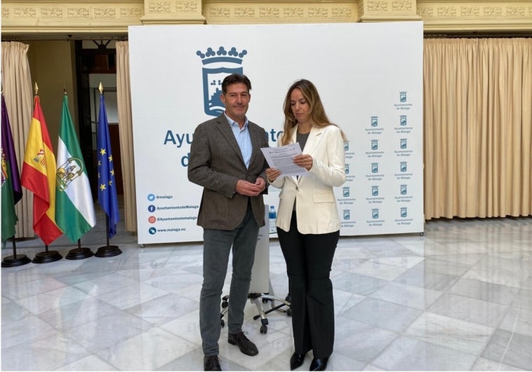 Los concejales de Vox, Antonio Alcázar y Yolanda Gómez, en el patio de Banderas del Ayuntamiento de Málaga.