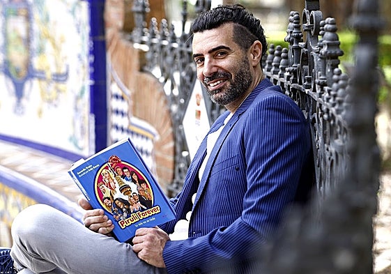 Gerardo Reyes, con su libro sobre la historia reciente de TVE, en el parque de Málaga.