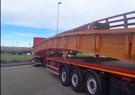 El trailer que transporta una de las piezas de la pasarela, a su salida de la planta de Asturias.