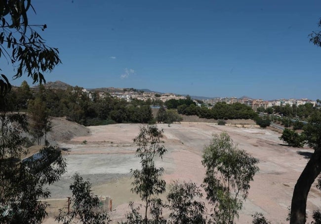 Suelo que dejó el derribo el derribo de la fábrica de ladrillos Salyt el año pasado.