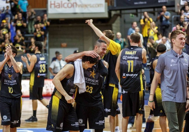 Los jugadores del Lenovo Tenerife celebran una victoria.