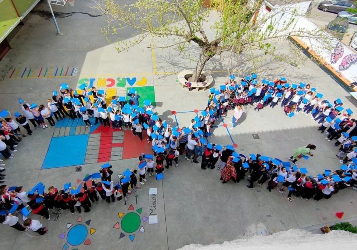 Escolares elaboran el lazo con el que se visibilizar al autismo.