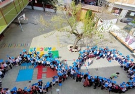 Escolares elaboran el lazo con el que se visibilizar al autismo.