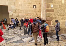Turistas hacen cola para visitar el Museo Picasso en la capital malagueña.