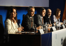 José Luis Rodríguez Zapatero en la mesa desde la que pronunció su conferencia.