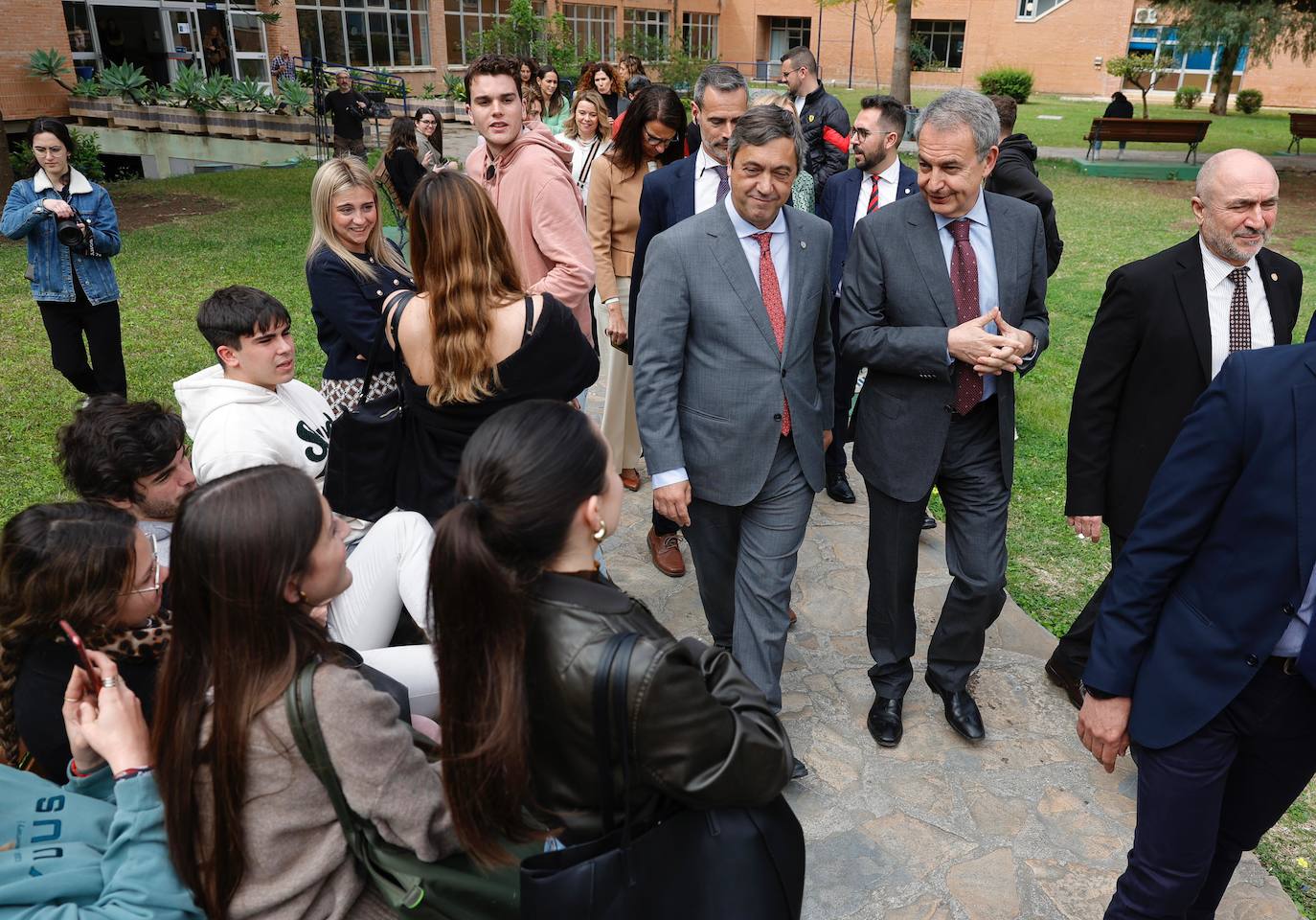 José Luis Rodríguez Zapatero, expresidente del Gobierno, esta mañana en la Facultad de Económicas de la UMA recibido por los estudiantes.