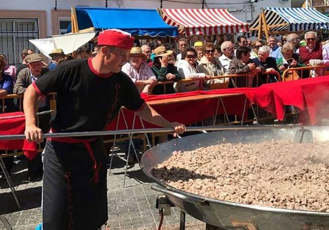 Elaboración de estofado en la Fiesta del Pavo de Cañete.