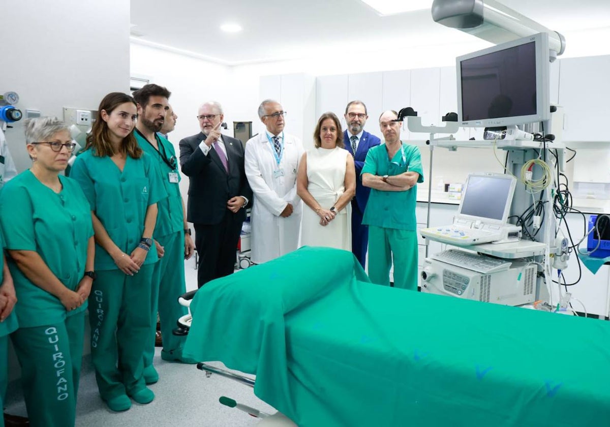 Miguel Ángel Guzmán (de traje oscuro) y Catalina García, el pasado octubre en un acto en Málaga.