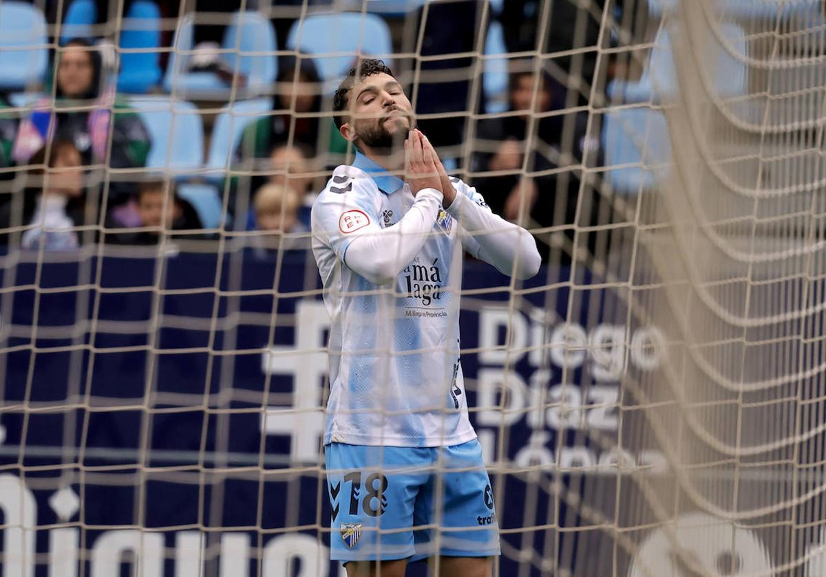 El jugador del Málaga Dani Sánchez durante un momento del último partido ante el Linares. El lateral izquierdo vio la quinta amarilla de la temporada y será baja ante el Ceuta el próximo domingo (12.00 horas).