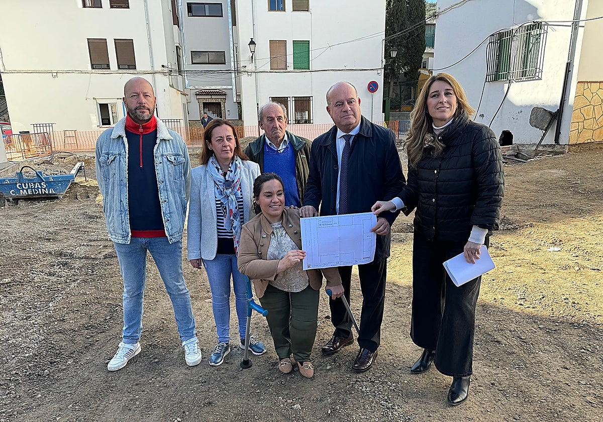 El alcalde Manuel Barón con las concejales, Teresa Molina y Sara Ríos, junto a vecinos de San Juan