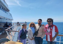 Dolores y María José Azor, con Paul y Juan Ramón Ibargüengoitia, este jueves en el barco.
