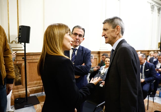 Sergio Corral y José Manuel Domíguez, antes del comienzo del acto, junto a Ruth Sarabia.