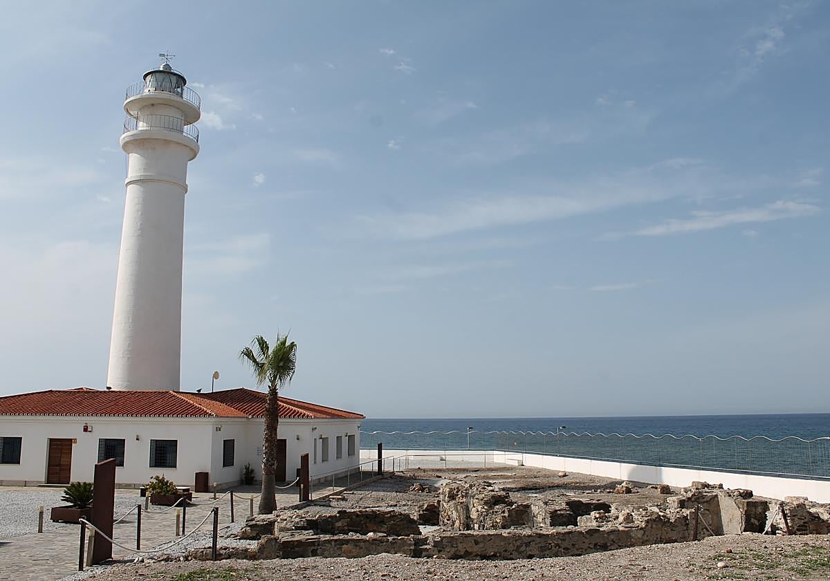 Faro de Torrox y vestigios de Caviclum.