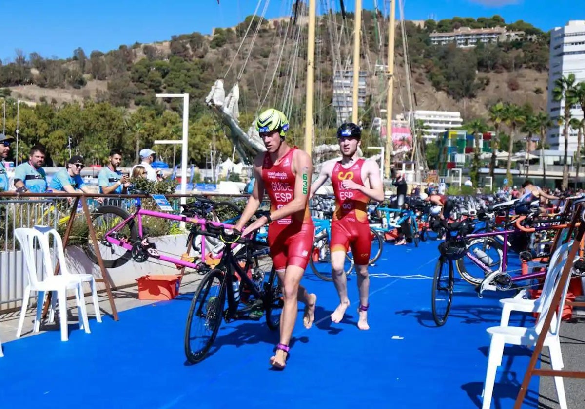 Algunos de los triatletas en el 'Test Event' de octubre, en el entorno del Muelle Uno, en la capital.