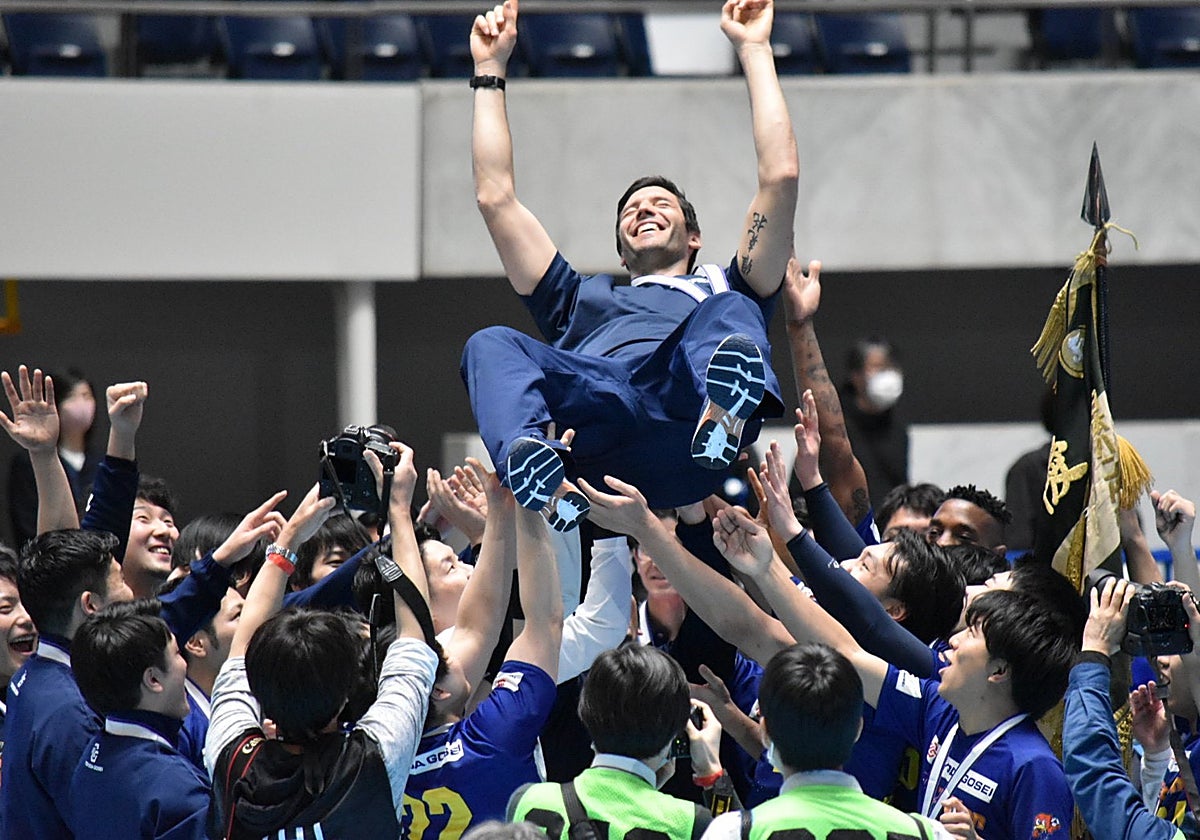 Víctor Hugo López, manteado por los jugadores del Toyoda Gosei.