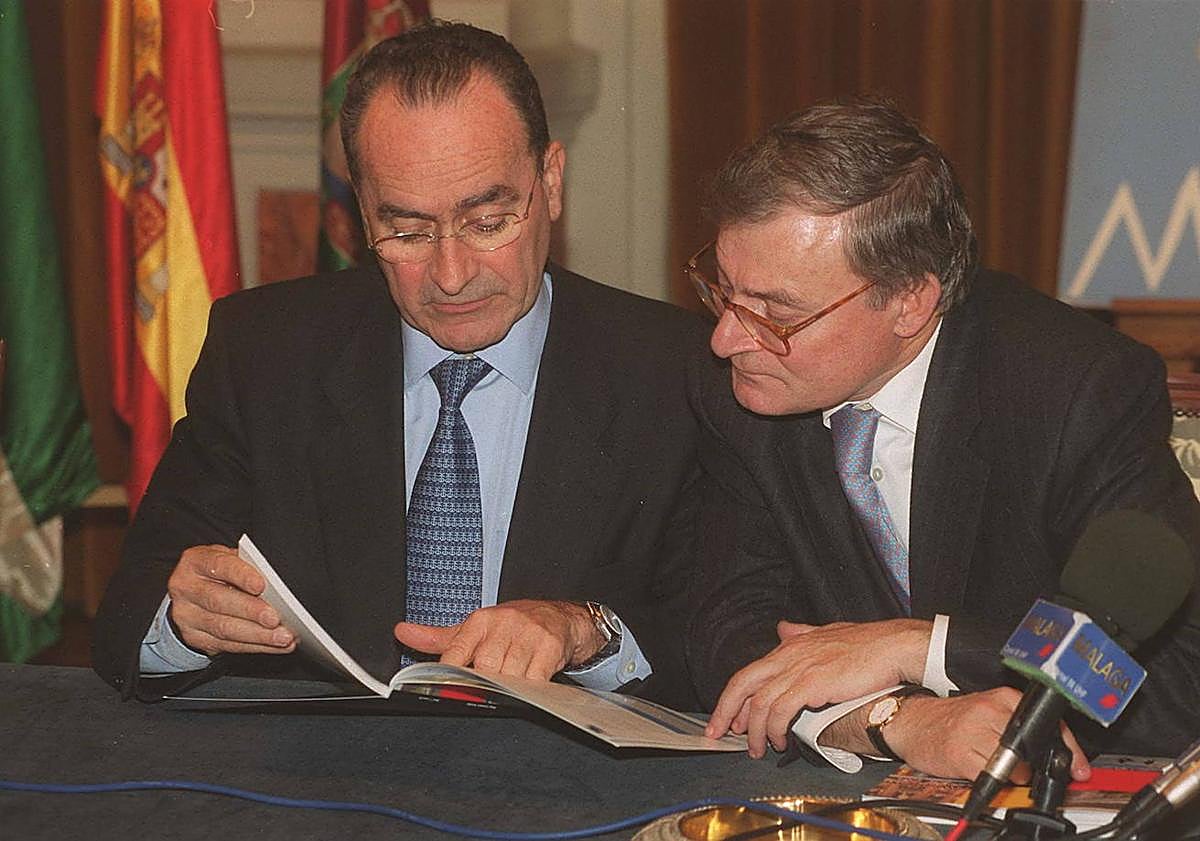 Imagen principal - Manuel Azuaga: la resistencia de un hombre discreto