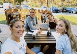 Paula Gutiérrez, Carmen Ramírez, Mara Anaya y Candela Cordero disfrutan de un día primaveral en el barrio de Slowianska, donde está la residencia en la que viven.