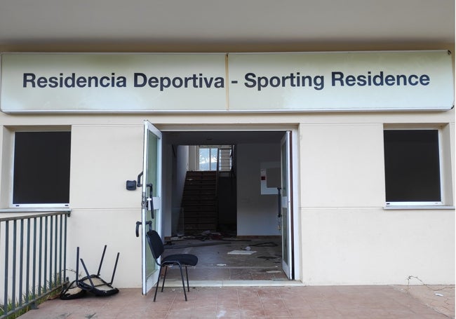 Estado de abandono de la residencia deportiva.