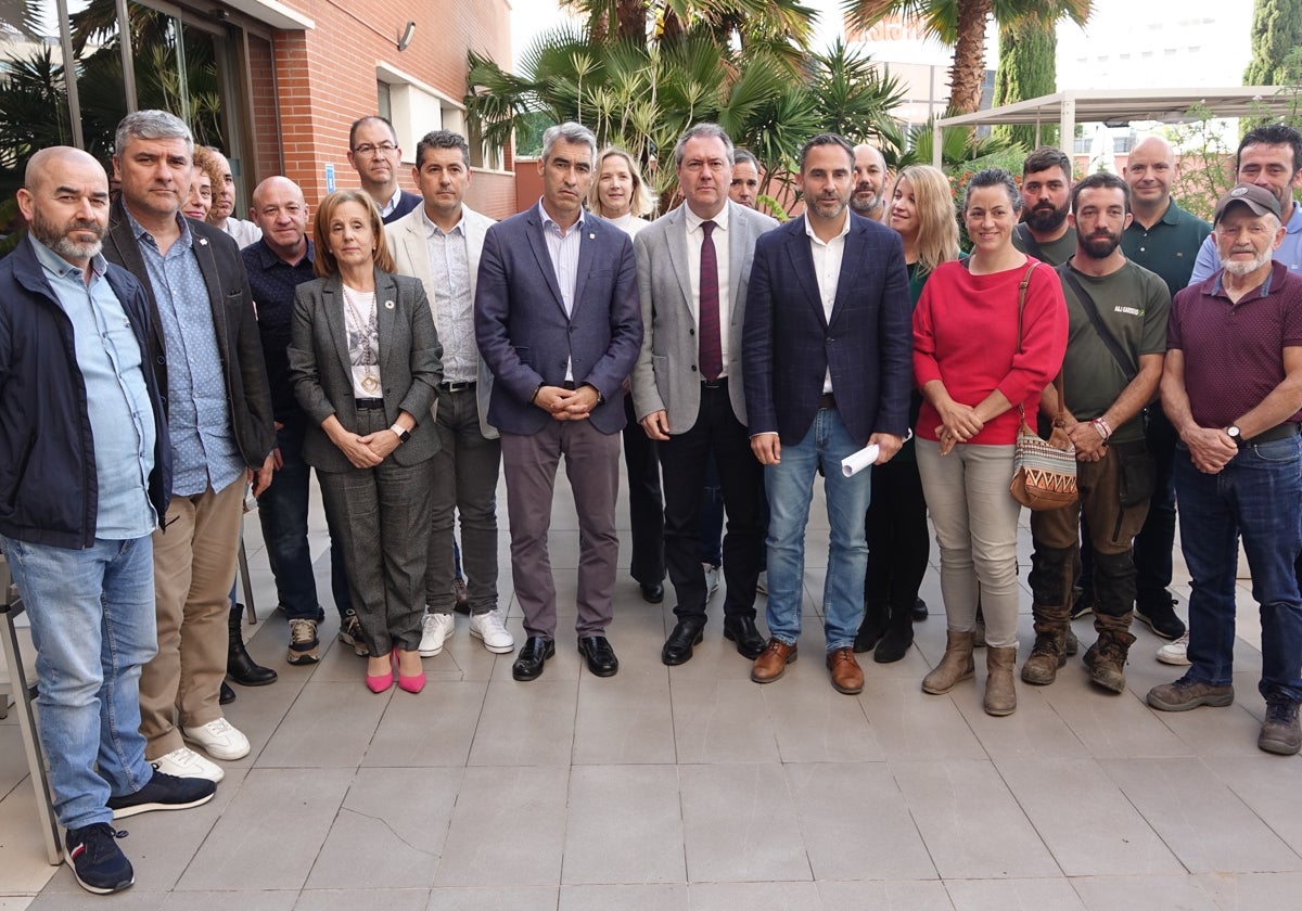 Espadas, Navas y Pérez junto a representantes de las empresas de jardinería y piscinas.