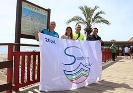 La alcaldesa y el concejal en el acto de izado de la bandera.