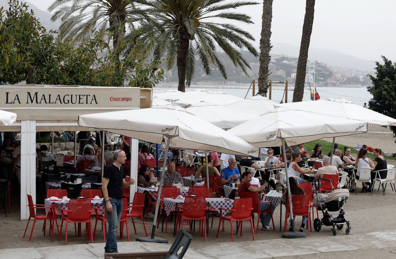 El tiempo casi veraniego llena playas, terrazas y chiringuitos a pesar de la calima en Málaga